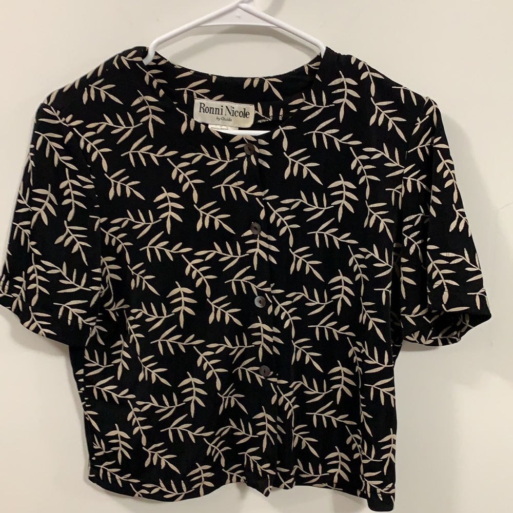 Ronni Nicole crop top black/ tan leaves buttons